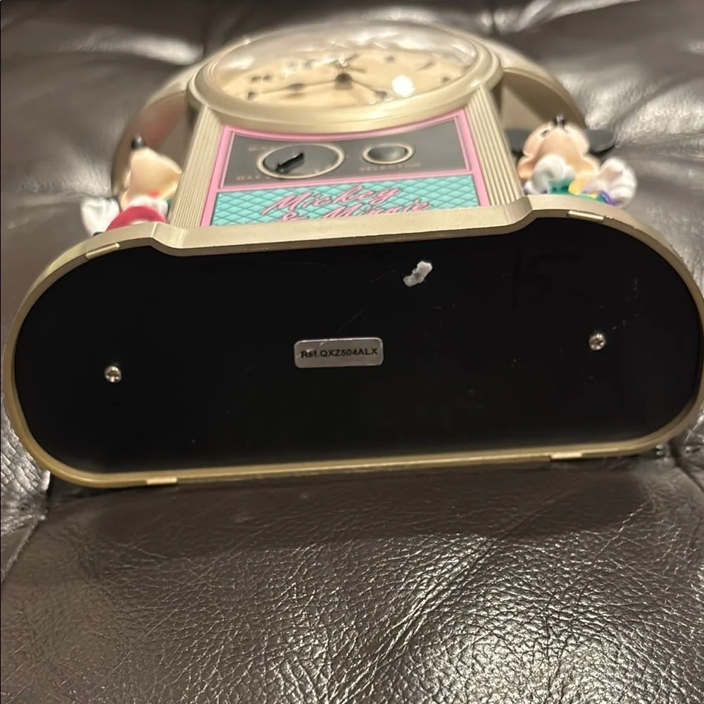 Vintage Mickey & Minnie Clock - Picture 4 of 7